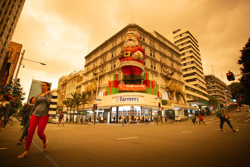 200105 -- AUCKLAND, Jan. 5, 2020 -- Queen Street, a main commercial thoroughfare, is pictured against an orange-colored sky as smoke generated by Australian bushfires hit Auckland, New Zealand, Jan. 5 ...