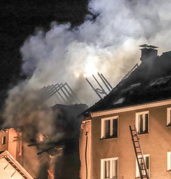 In der Nacht loderten immer wieder Flammen und Rauch aus dem Haus auf.