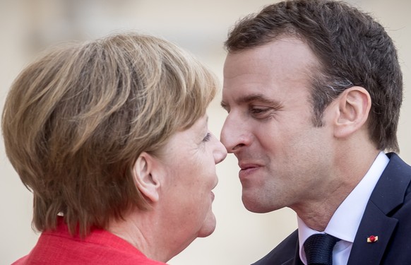 Angela Merkel ist mittlerweile ein echter Polit-Kuss-Profi...