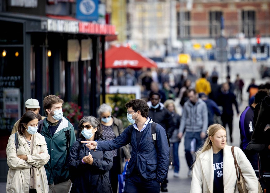 AMSTERDAM - Er geldt een advies voor het winkelend publiek om een mondkapje te dragen. Nu het aantal coronabesmettingen toeneemt, worden coronamaatregelen aangescherpt. ANP KOEN VAN WEEL *** AMSTERDAM ...