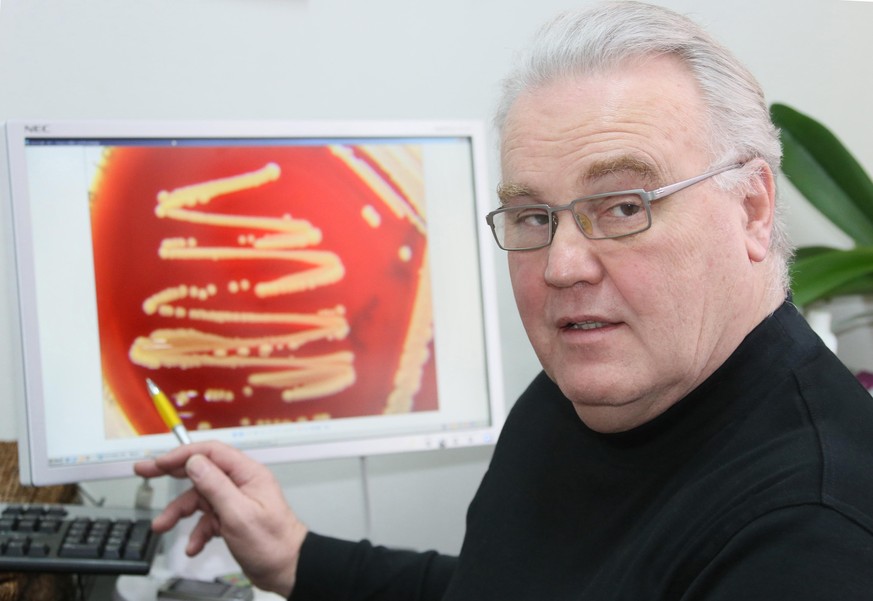 Klaus-Dieter Zastrow, Hygiene-Facharzt für die Berliner Vivantes-Kliniken, zeigt am 23.02.2013 im Klinikum Vivantes in Berlin Spandau einen multirestisten Keim auf einem Bildschirm. Die Spur der Keime ...