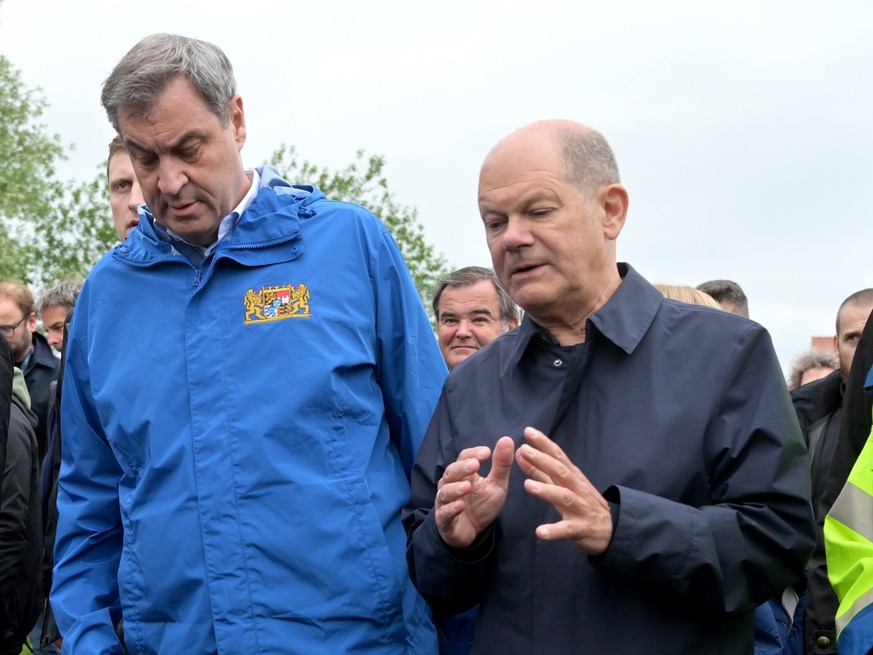 03.06.2024, Bayern, Reichertshofen: Bundeskanzler Olaf Scholz (M, SPD) und Bayerns Ministerpr