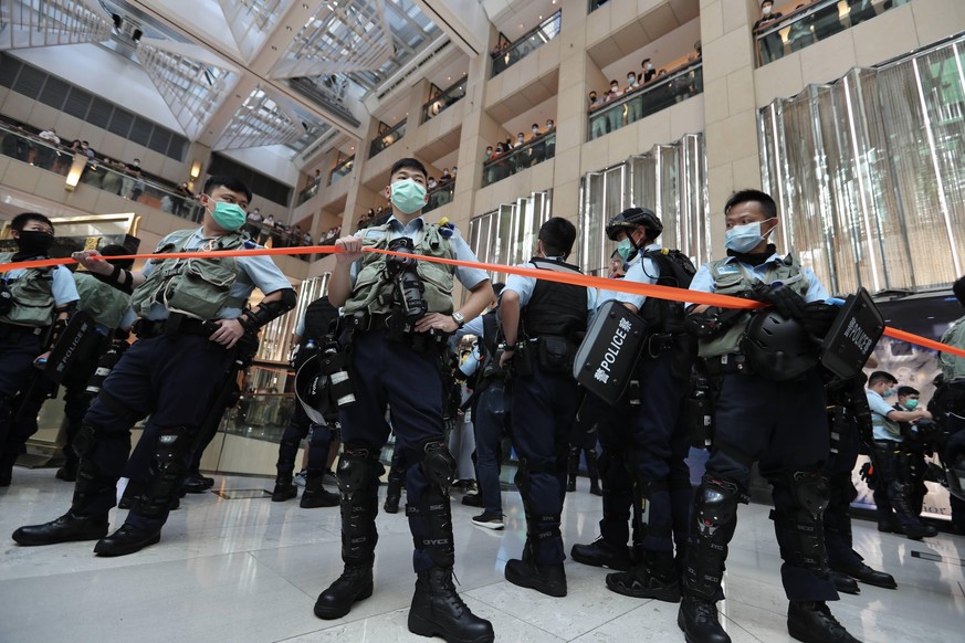 Ein Polizeiaufgebot überwacht ein Einkaufszentrum in Hongkong.