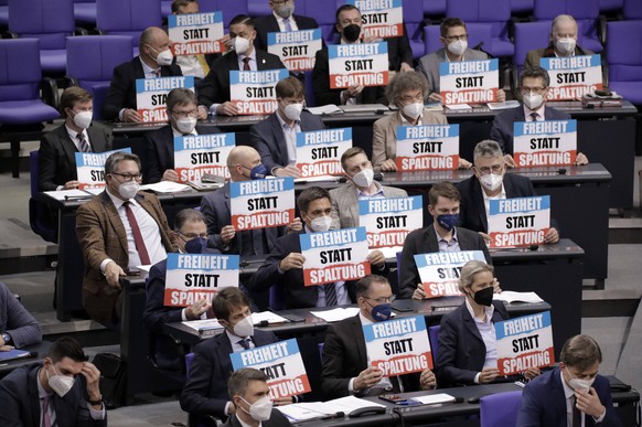 Zahlreiche AfD-Parlamentarier störten den Beginn der Rede von Kanzler Olaf Scholz, indem sie regelwidrig Schilder mit einem politischen Statement hochhielten.