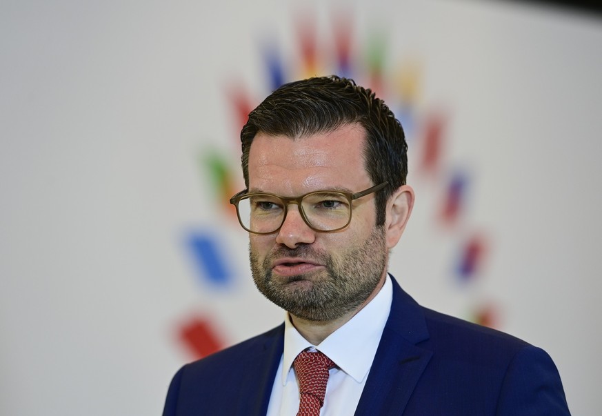 Justizminister Marco Buschmann erntet Kritik für sein Vorhaben gegen Gewalt an Frauen.