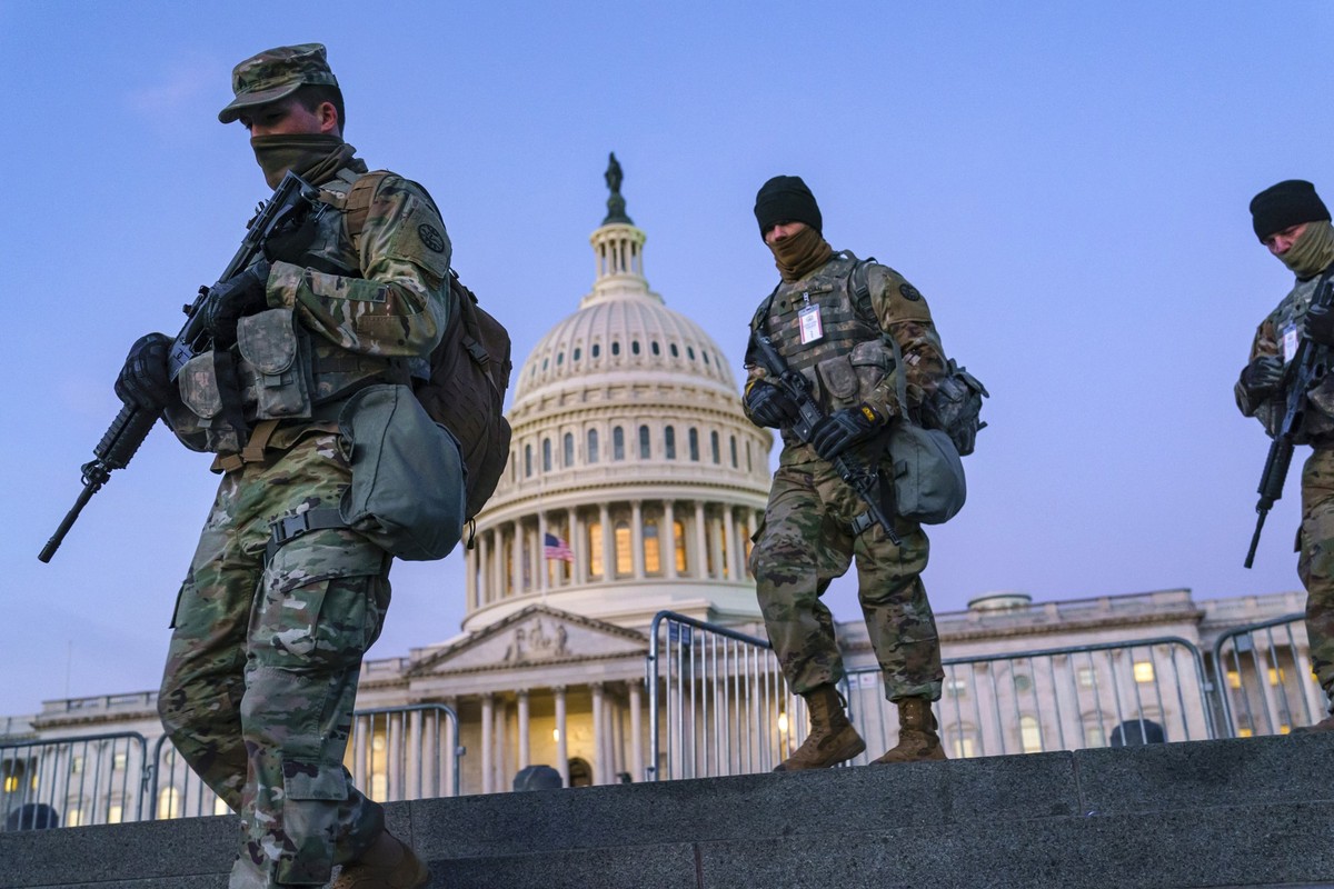 ARCHIV - 19.01.2021, USA, Washington: Truppen der Nationalgarde verstärken die Sicherheitszone vor dem Kapitol, bevor der damals designierte Präsident Biden als 46. Präsident vereidigt wird. (zu dpa « ...