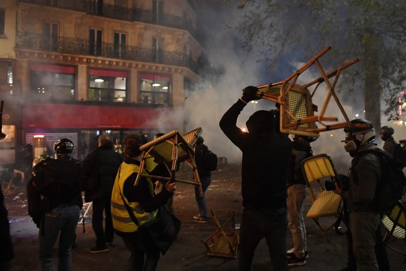 In Paris kam es zu Zusammenstößen zwischen Demonstranten und der französischen Bereitschaftspolizei.
