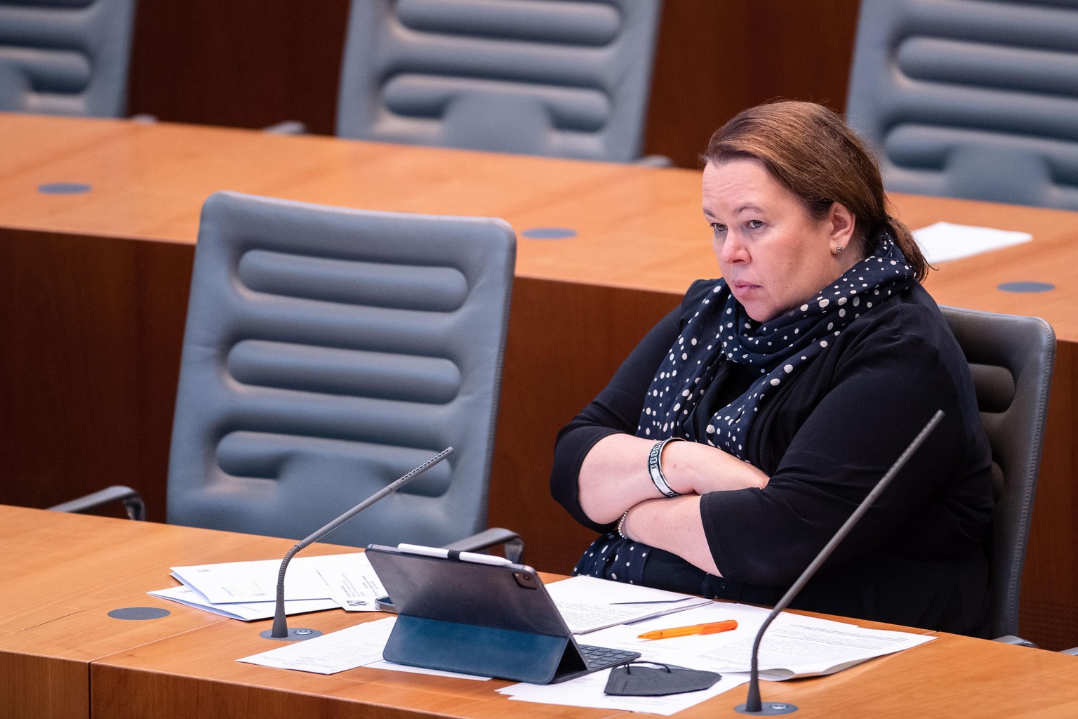 Ursula Heinen-Esser (CDU), Umweltministerin von Nordrhein-Westfalen, sitzt im Landtag auf der Regierungsbank. Der Druck auf Heinen-Esser steigt. Tage nach der Flutkatastrophe lud sie nach Mallorca zum ...