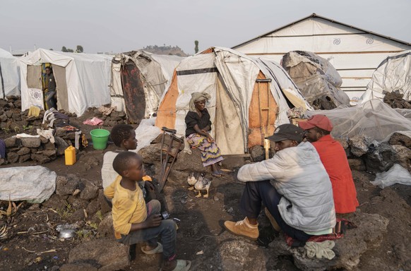 15.08.2024, Demokratische Republik Kongo, Goma: Sarah Bagheni (M, hinten) vermutet, dass sie mit Mpox infiziert sein könnte. Mehrere Mpox-Ausbrüche in Afrika und eine neue womöglich gefährliche Varian ...