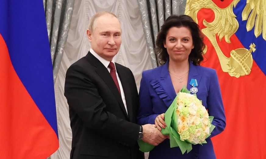 Russia Putin State Awards Presentation 8343691 20.12.2022 Russian President Vladimir Putin awards Russian broadcasters RT s editor-in-chief, Margarita Simonyan with the Order of Honour during a ceremo ...