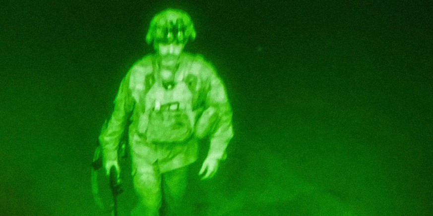 Der letzte US-Soldat verlässt Afghanistan. Das Bild zeigt laut der US-Arme Generalmajor Chris Donahue, Kommandeur der 82. Luftlandedivision der US-Armee, auf dem Weg in ein Frachtflugzeug.