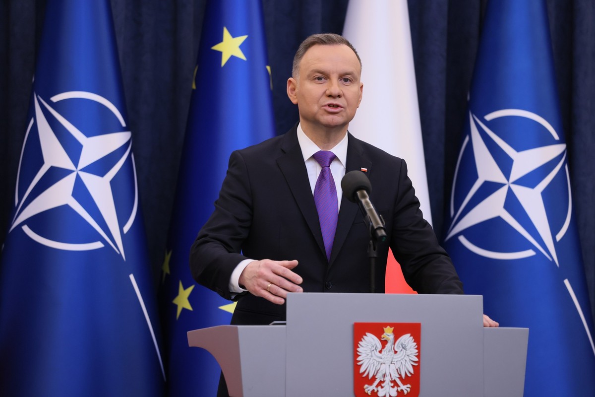ARCHIV - 13.02.2023, Polen, Warschau: Andrzej Duda, Pr�sident von Polen, spricht w�hrend einer Erkl�rung im Pr�sidentenpalast. Polen ist nach Worten von Pr�sident Duda bereit, der Ukraine im Rahmen ei ...