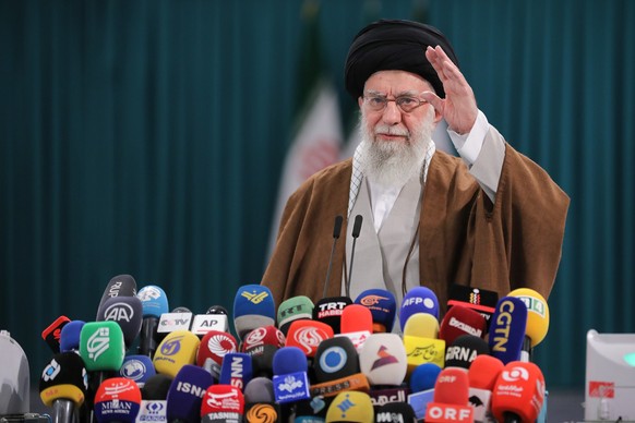 10.05.2024, Iran, Teheran: Ajatollah Ali Chamenei, Oberster Religionsführer von Iran, winkt seinen Anhängern während einer Pressekonferenz zu, nachdem er seine Stimme bei der Stichwahl zum Parlament i ...