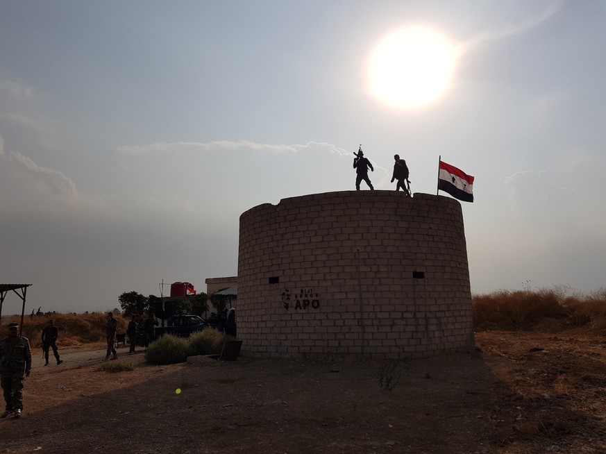 Syrien, Soldaten der syrischen Armee in ehemaliger US-Basis in Hasakah 191019 -- HASAKAH SYRIA, Oct. 19, 2019 Xinhua -- Syrian soldiers are seen at a previous U.S.-run military base in the village of  ...