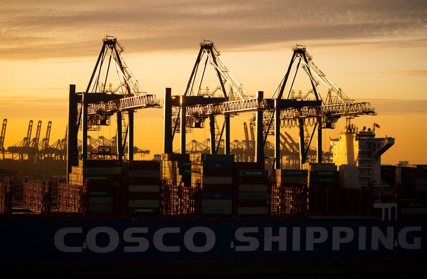 ARCHIV - 08.11.2019, Hamburg: Ein Containerschiff der China Ocean Shipping Company (COSCO) wird am Containerterminal Tollerort der Hamburger Hafen und Logistik AG (HHLA) entladen. (zu dpa &quot;Hambur ...