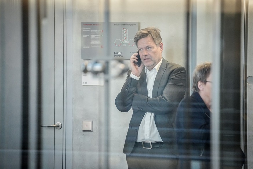 18.01.2024, Berlin: Robert Habeck (Bündnis 90/Die Grünen), Bundesminister für Wirtschaft und Klimaschutz, telefoniert vor dem Sitzungssaal bei der Bereinigungssitzung des Haushaltsausschuss des Bundes ...