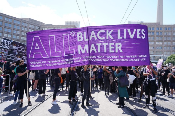 Berlin, Deutschland 06.Juni 2020:
Demonstration - Silent Demo - Berlin 06.06.2020

Berlin, black lives matter, Demonstration auf dem Alexanderplatz, gegen Rassismus | Verwendung weltweit