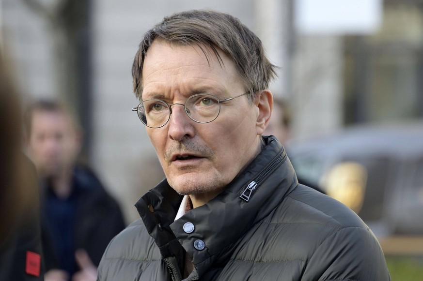 Karl Lauterbach bei einem Pressestatement nach dem Besuch der Kinderklinik der Charit im Charit Virchow-Klinikum CVK Berlin. Berlin, 30.12.2022 *** Karl Lauterbach during a press statement after visit ...