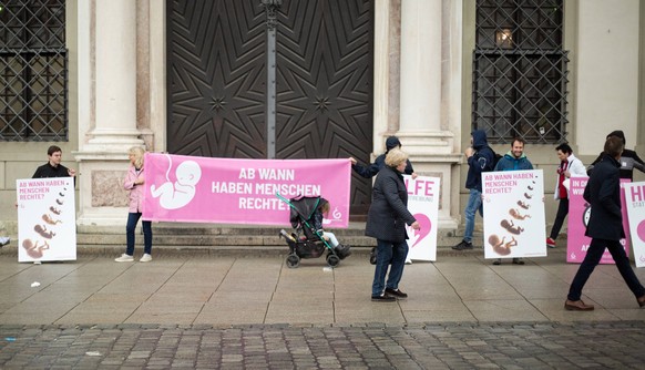 Abtreibungsgegner von Sundays for Life demonstrieren jeden Sonntag vor dem Rathaus in Augsburg.