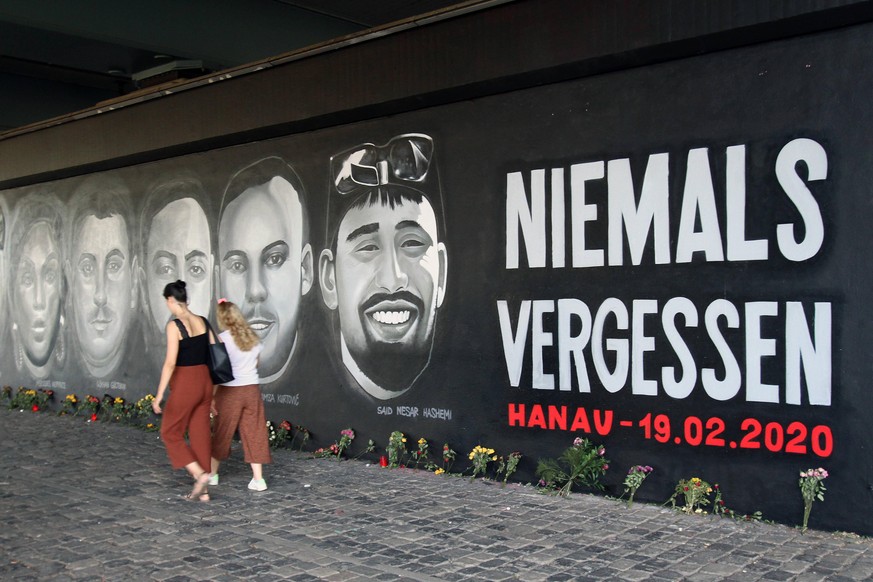 Ein 27 Meter langes Wandgemälde eines Frankfurter Künstlerkollektiv s mit dem Titel Rassismus tötet - von Hanau bis Moria und Niemals Vergessen, Hanau 19.02.2020, mit den Portraits aller Mordopfer eri ...