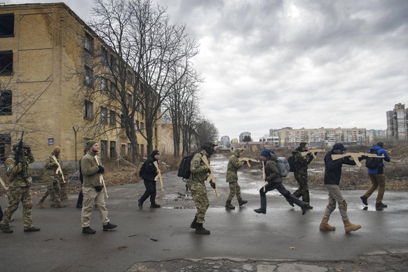 Ukrainische Zivilisten in Kiew bereiten sich auf die russische Invasion vor.