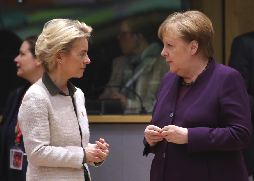 Die EU-Kommissionspräsidentin Ursula von der Leyen (l.) mit der Kanzlerin Angela Merkel.