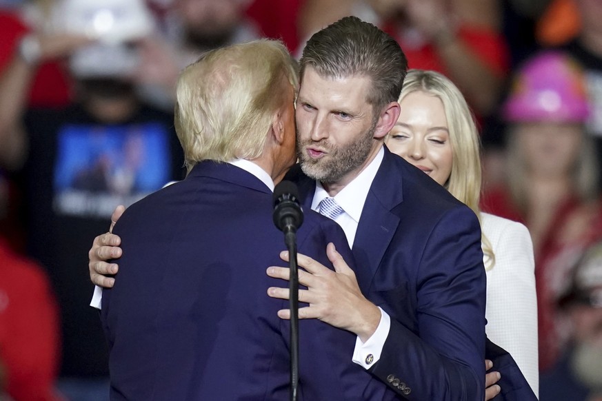 04.11.2024, USA, Pittsburgh: Der republikanische Präsidentschaftskandidat und ehemalige US-Präsident Donald Trump (l) umarmt seinen Sohn Eric Trump, während er bei einer Wahlkampfveranstaltung in der  ...