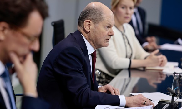 Bundeskanzler Olaf Scholz (SPD, M), Hendrik Wüst (CDU), Ministerpräsident von Nordrhein-Westfalen, und Franziska Giffey (SPD), Regierende Bürgermeisterin von Berlin, geben nach einem Treffen im Kanzle ...