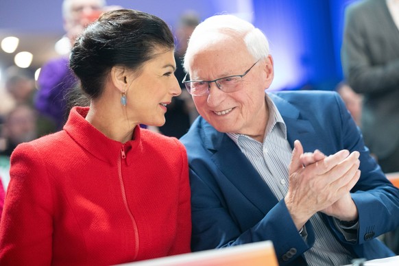 Gründungsparteitag der Partei BSW Bündnis Sahra Wagenknecht Vernunft und Gerechtigkeit Parteivorsitzende Sahra Wagenknecht mit ihrem Ehemann Oskar Lafontaine Gründungsparteitag der Partei BSW Bündnis  ...