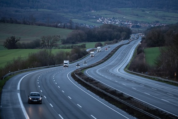 09.01.2023, Niedersachsen, Dahlenrode: Die Autobahn 7 ist in Richtung Süden gesperrt. Ein bislang unbekanntes Fahrzeug hat auf der Autobahn 7 bei Göttingen eine «weiße, pulvrige Substanz» verloren - u ...