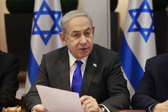 17.12.2023, Israel, Tel Aviv: Benjamin Netanjahu, Premierminister von Israel, leitet eine Kabinettssitzung in der Kirya, dem Sitz des israelischen Verteidigungsministeriums. Foto: Menahem Kahana/Pool  ...