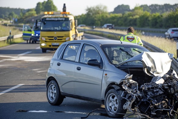 Bergung von einem Kleinwagen nach einem Unfall auf dem Autobahnzubringer der A20 bei Rostock. Ein mutmaßlicher Wildunfall hat am Mittwochmorgen für größere Verkehrsbehinderungen im Südwesten von Rosto ...