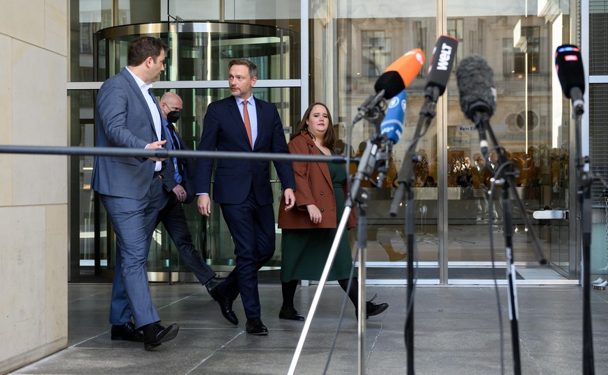 Die Vorsitzenden der Ampel-Parteien (l-r), Lars Klingbeil, Vorsitzender der SPD, Christian Lindner, Bundesvorsitzender der FDP, und Ricarda Lang, Bundesvorsitzende von Bündnis 90/Die Grünen, kommen zu ...