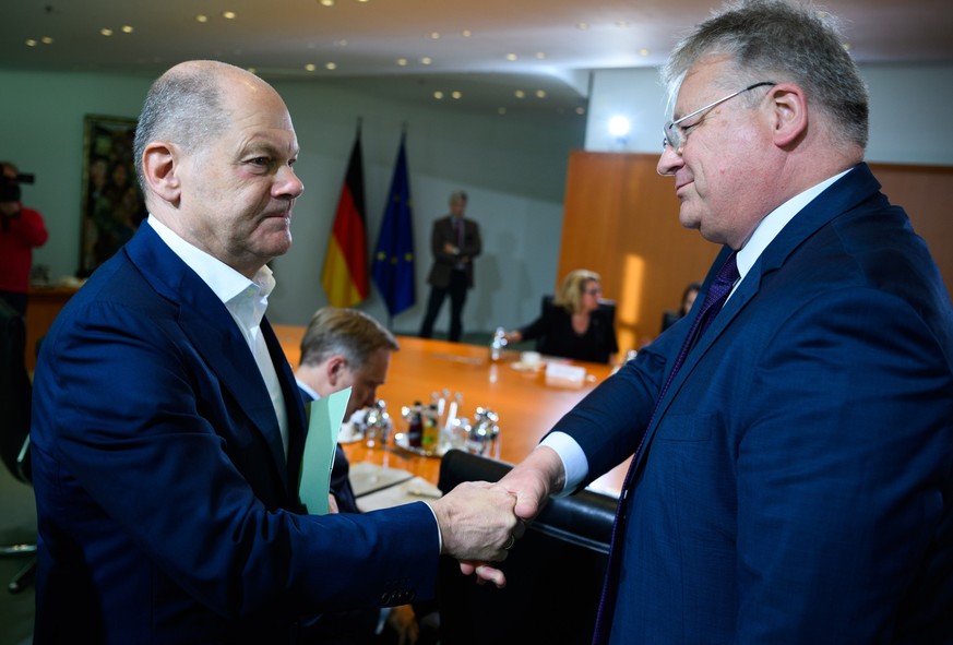 Bundeskanzler Olaf Scholz (SPD) und Bruno Kahl, Präsident des Bundesnachrichtendienstes (BND), begrüßen sich zu Beginn der Sitzung vom Sicherheitskabinett der Bundesregierung im Bundeskanzleramt.