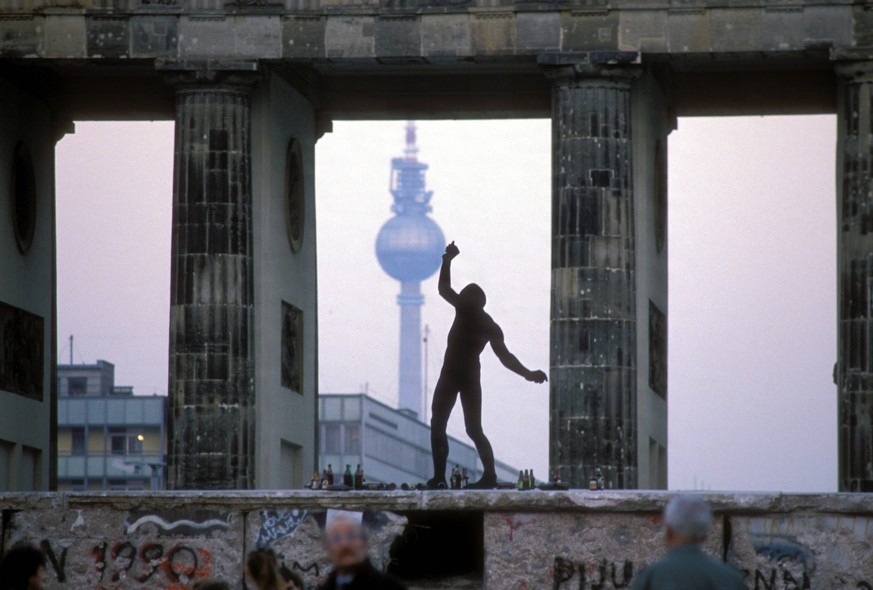 Tanz auf der Berliner Mauer am Brandenburger Tor