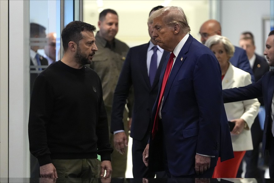 27.09.2024, USA, New York: Der republikanische Präsidentschaftskandidat und ehemalige Präsident Donald Trump (r) trifft Wolodymyr Selenskyj, Präsident der Ukraine, im Trump Tower. Foto: Julia Demaree  ...