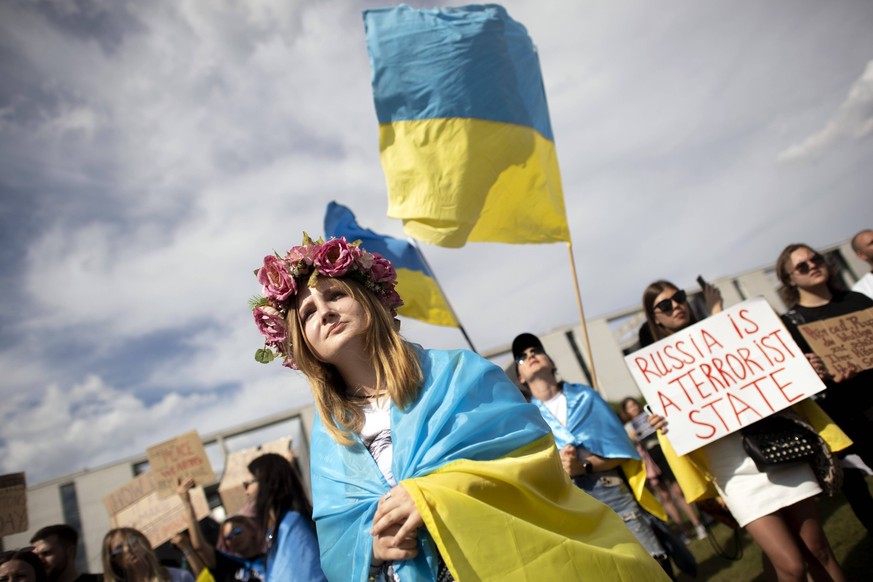 Pro Ukraine Rally DEU, Deutschland, Germany, Berlin, 30.07.2022 Demonstranten der ukranischen Gemeinde mit Fahne der Ukraine und Schild Russia is a terrorist state bei der Demonstration und Kundgebung ...