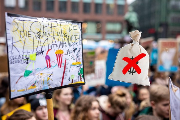 Hamburg, 5. April 2019 - Fridays for Future -Demonstration für mehr Klimaschutz auf dem Gänsemarkt in Hamburg *** Hamburg 5 April 2019 Fridays for Future Demonstration for more climate protection at t ...