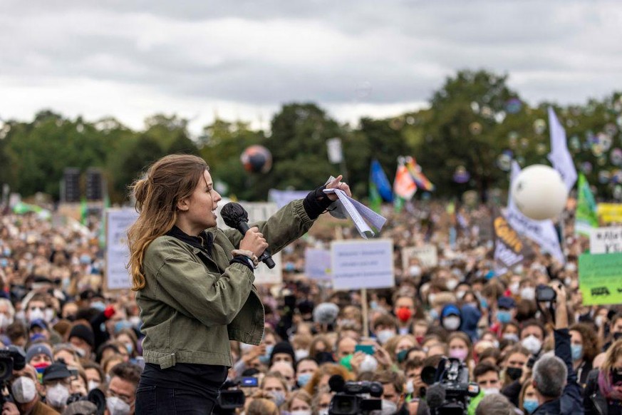 BERLIN, GERMANY - SEPTEMBER 24: German Climate activist Luisa Neubauer speaks at a large-scale climate strike march by Fridays for Future in front of the Reichstag on September 24, 2021 in Berlin, Ger ...