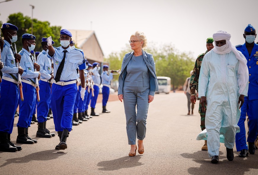 Christine Lambrecht (SPD, M), Bundesministerin der Verteidigung, wird mit militärischen Ehren von ihrem nigrischen Amtskollegen Alkassoum Indatou (2.v.r.) empfangen. Zuvor hatte sie den Lufttransports ...
