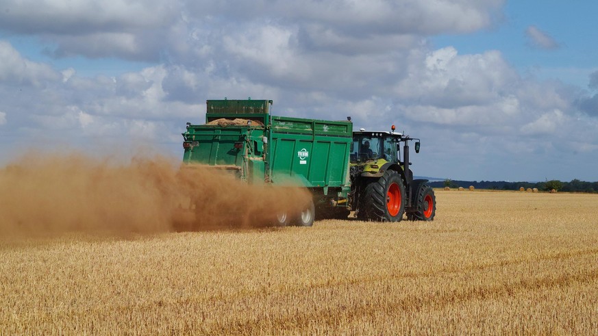 Kalkduengung des Bodens auf einer Ackerflaeche in Goslar, im Bundesland Niedersachsen ,im Ortsteil Vienenburg. Kalk ausbringen *** Lime fertilization of the soil on arable land in Goslar, in the feder ...