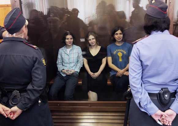 Die Sängerinnen der Band Pussy Riots vor Gericht. Der Westen muss die Zivilgesellschaft stärken.