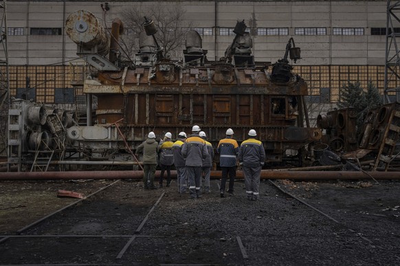 ARCHIV - 05.01.2023, Ukraine, ---: Kraftwerksarbeiter betrachten einen Spannungswandler, der nach ukrainischen Angaben bei einem russischen Angriff zerstört wurde. Angriffe auf die soziale Infrastrukt ...
