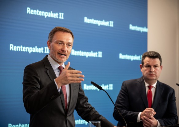 ARCHIV - 05.03.2024, Berlin: Christian Lindner (FDP, l), Bundesminister der Finanzen, spricht neben Hubertus Heil (SPD), Bundesminister für Arbeit und Soziales. (zu dpa: «Lindner will privates Aktiend ...