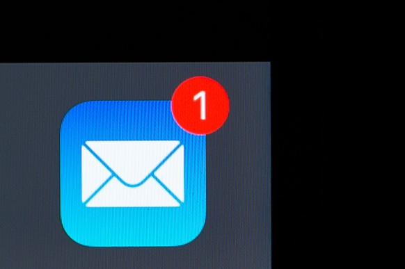 Ilustrasi - 8 Januari 2019, Hessen, Rüsselsheim: Arsip - Aplikasi email dapat dilihat di layar iPhone.  (Kantor Berita Jerman 