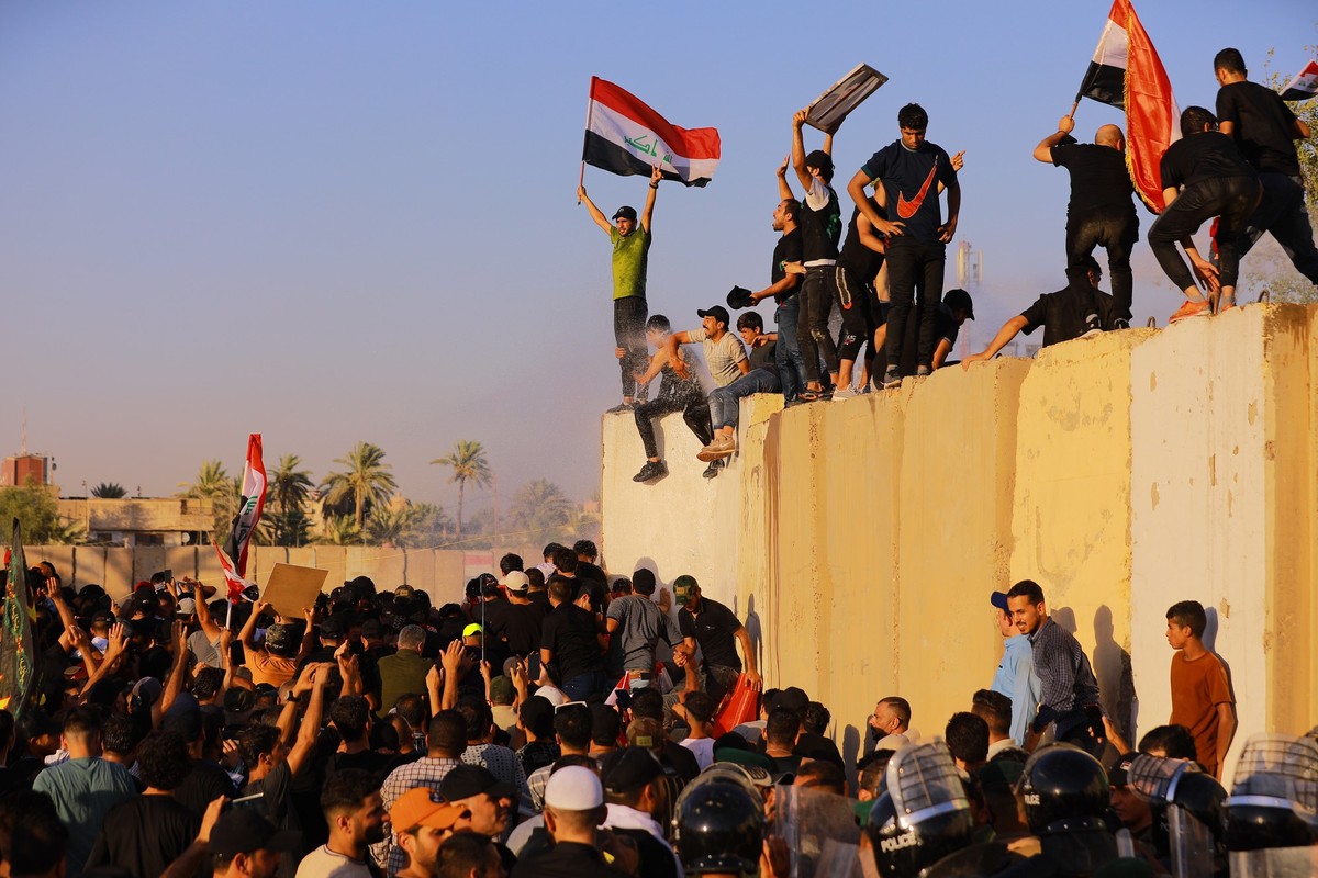 27.07.2022, Irak, Bagdad: Anh�nger des schiitischen Geistlichen al-Sadr versuchen in die Gr�ne Zone, in der das Parlament und viele Botschaften untergebracht sind, einzudringen. Demonstranten in Bagda ...