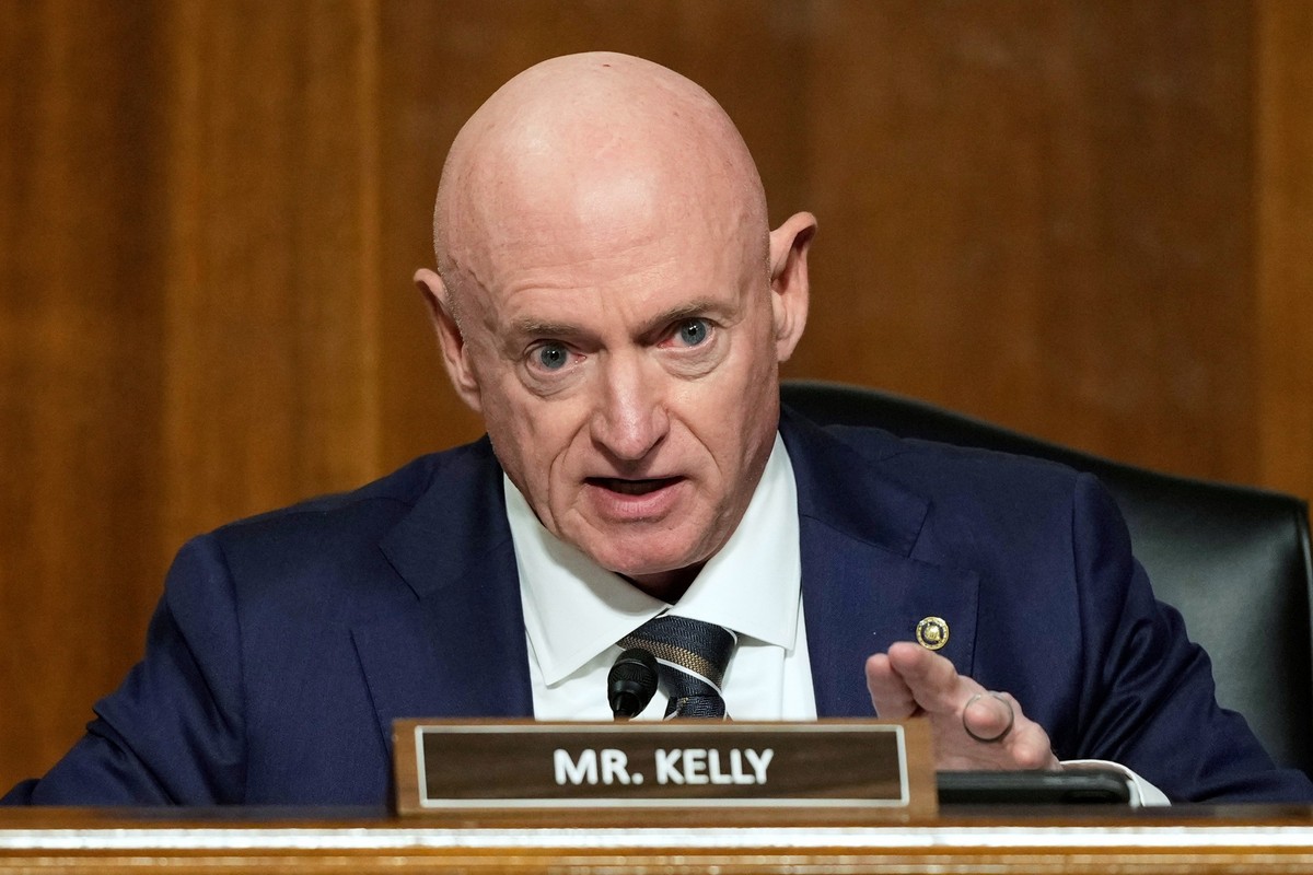 ARCHIV - 14.01.2025, USA, Washington: Senator Mark Kelly spricht während der Anhörung des Senatsausschusses für Streitkräfte zur Bestätigung von Verteidigungsminister Hegseth. Im Streit um ein von sec ...