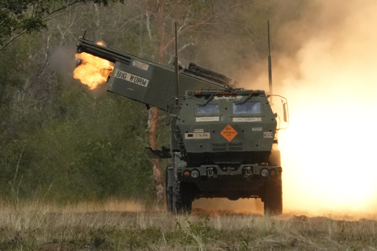 ARCHIV - 31.03.2023, Philippinen, Laur: Ein US-amerikanisches M142 leichtes Mehrfachraketenwerfer-Artilleriesystem vom Typ Himars feuert eine Rakete während einer gemeinsamen Militärübung der Philippi ...