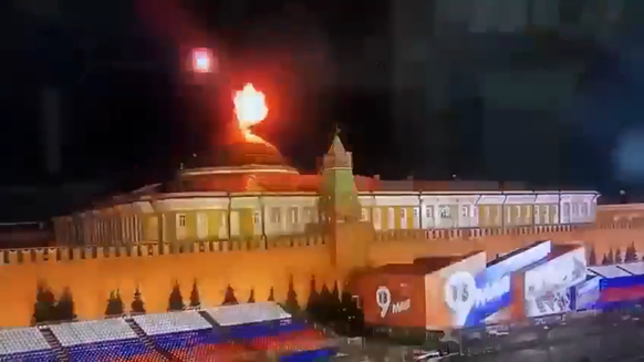 Der russische Regierungssitz in Moskau soll von Trümmern der abgestürzten Drohnen getroffen worden sein.