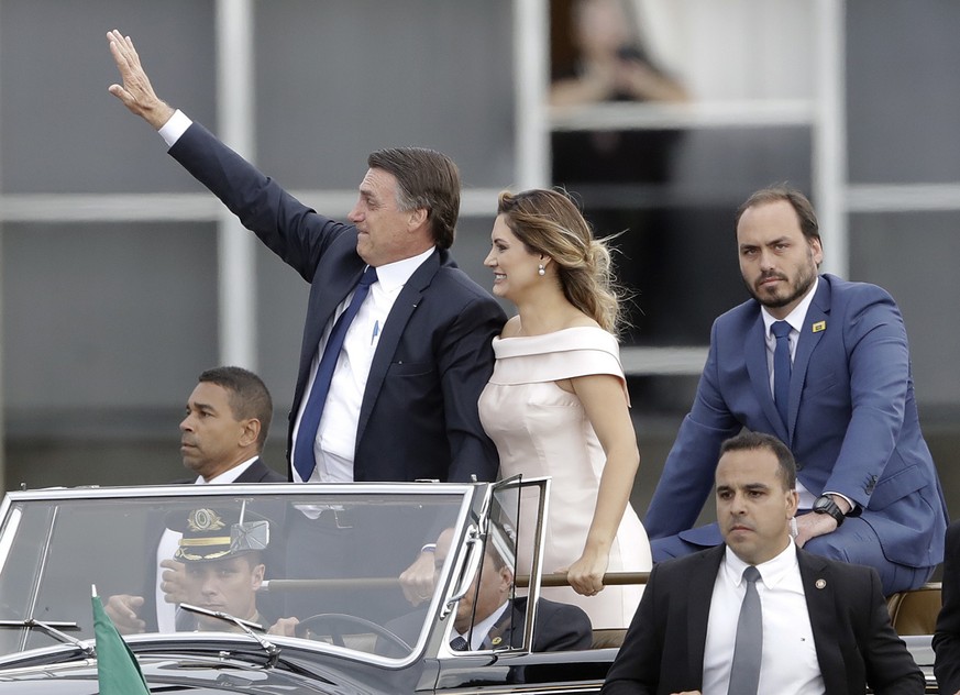 Zur Abwechslung ist es mal nicht Präsident Bolsonaro, der für Negativ-Schlagzeilen sorgt, sondern sein Sohn Carlos (rechts, auch politisch).